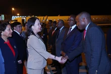 La vicepresidenta vietnamita, Vo Thi Anh Xuan (izquierda), y su comitiva llegan a Maputo la tarde del 10 de septiembre (hora local). (Foto: VNA)
