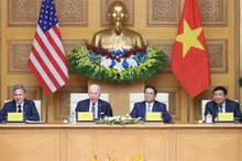 El presidente de Estados Unidos, Joseph Biden, y el premier de Vietnam, Pham Minh Chinh, participan en Hanói en la Conferencia bilateral de alto nivel sobre la Inversión e Innovación. (Foto: VNA)