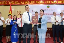 El presidente del Comité Popular de la provincia de Binh Phuoc, Tran Tue Hien, otorga licencia de inversión a la empresa china. (Foto: VNA)