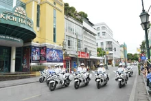 El convoy del presidente estadounidense, Joseph Biden, en la calle de Trang Tien, Hanói. (Foto: VNA)