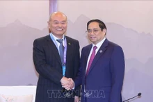 El primer ministro de Vietnam, Pham Minh Chinh, y el presidente de la junta directiva de la corporación ferroviaria China Railway, Chen Yun. (Fuente: VNA)