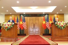 El secretario general del Partido Comunista de Vietnam, Nguyen Phu Trong (D) y el presidente de Estados Unidos, Joe Biden, en la conferencia de prensa conjunta. (Fuente: VNA)