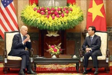 El presidente de Vietnam, Vo Van Thuong (derecha), dialoga con su homólogo de Estados Unidos, Joseph Biden. (Foto: VNA)