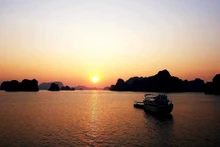 Atadecer en la bahía de Ha Long.