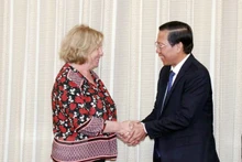 El presidente del Comité Popular de Ciudad Ho Chi Minh, Phan Van Mai y Catherine Deroche, presidenta del Grupo de Parlamentarios de Amistad Francia-Vietnam en el Senado francés. (Foto: VNA)