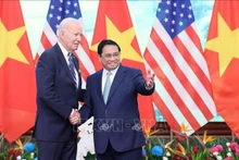 El primer ministro de Vietnam, Pham Minh Chinh (derecha), saluda al presidente de Estados Unidos, Joseph Biden. (Foto: VNA)