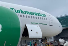 Un avión de carga de Turkmenistan Airlines en el aeropuerto de Londres Stansted, antes de partir rumbo a Vietnam. (Foto: VNA)