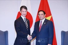 El primer ministro de Vietnam, Pham Minh Chinh, (D) y el gobernador de Hiroshima, Yuzaki Hidehiko. (Fuente: VNA)