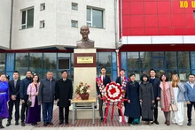 En el acto en homenaje al Presidente Ho Chi Minh.