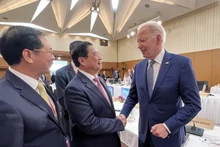 El primer ministro Pham Minh Chinh se reúne con el presidente estadounidense Joe Biden. (Foto: VNA)