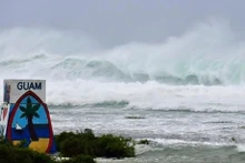 Grandes olas en la costa este de la isla Guam. (Fuente: AP)