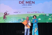 La directora general de la Agencia Vietnamita de Noticias, Vu Viet Trang, y el escritor Tran Duc Tien. (Fotografía: VNA)