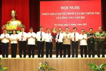 El secretario adjunto permanente del Comité partidista provincial de Ha Giang Thao Hong Son felicitó al secretario interino de esa organización, Nguyen Manh Dung. (Foto: VNA)