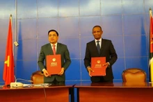 El viceministro de Relaciones Exteriores y Cooperación de Mozambique, Manuel José Gonçalves, y el viceministro de Agricultura y Desarrollo Rural de Vietnam Nguyen Quoc Tri. (Fotografía: VNA)