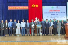 Los dirigentes del Servicio de Educación y Formación de la provincia de Vinh Long posan para una foto con los representantes de las dos universidades.