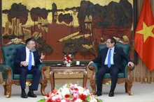 El primer ministro vietnamita, Pham Minh Chinh, recibe al ministro del Trabajo de Israel, rabino Yoav Ben Tzur. (Foto: VNA)
