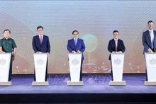 El primer ministro de Vietnam, Pham Minh Chinh (centro), y los delegados inauguran el proyecto Trump International Hung Yen. (Foto: VNA)