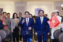 El primer ministro Pham Minh Chinh y su esposa se reúnen con el personal de la embajada y representantes de comunidad vietnamita en Catar. (Foto: VNA)
