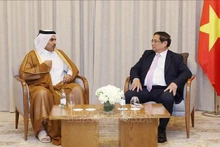 El primer ministro de Vietnam, Pham Minh Chinh, recibe a Saad bin Sherida Al Kaabi, secretario de Estado para Asuntos Energéticos de Catar y director ejecutivo de QatarEnergy. (Foto: VNA)