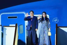 El primer ministro Pham Minh Chinh y su esposa llegan al aeropuerto internacional de Doha. (Foto: VNA)