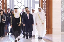 El primer ministro de Catar, Sheikh Mohammed bin Abdulrahman bin Jasim Al-Thani, preside la ceremonia de bienvenida a su homólogo vietnamita, Pham Minh Chinh. (Foto: VNA)