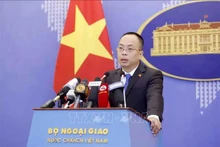Doan Khac Viet, portavoz adjunto de la Cancillería de Vietnam, responde a las preguntas de los periodistas. (Foto: VNA)