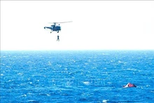 Realizan labores de rescate a marineros del barco True Confidence. (Foto: AFP/VNA)