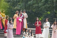 Las mujeres vietnamitas con Ao Dai (túnel tradicional de las féminas vietnamitas) en Semana Ao Dai 2024. (Fuente: VNA)
