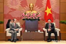 El presidente de la Asamblea Nacional de Vietnam, Vuong Dinh Hue, recibe hoy al embajador de Pekín en Hanói, Xiong Bo. (Foto: Nhan Dan)