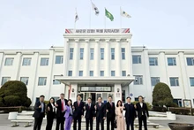 El vicegobernador de Gangwon, Kim Myung Sun, toma foto de recuerdo con la delegación de Yen Bai. 