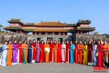 Mujeres vietnamitas en el Ao Dai, en el Complejo de reliquias de Hue. (Foto: toquoc.vn) 