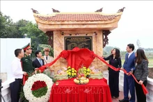 En el acto de homenaje a funcionarios y periodistas vietnamitas y argelinos fallecidos en el accidente aéreo. (Fotografía: VNA)
