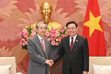 Líder parlamentario vietnamita recibe al embajador de China en Vietnam
