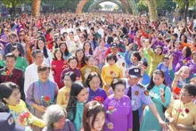Programa de actuaciones de Ao dai con la participación de más de cinco mil personas. (Fotografía: VNA)