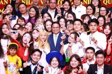 El primer ministro Pham Minh Chinh se reúne con la comunidad vietnamita asentada en la provincia de Yunnan. (Foto: VNA)