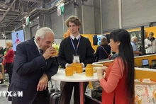 Philippe Juglar, presidente de AVPA, experimenta el té vietnamita. (Foto: VNA)