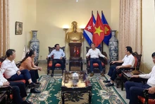 En el encuentro entre la delegación de Lao Cai y la Embajada de Vietnam en Cuba. (Foto: baolaocai.vn) 