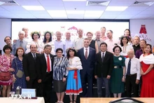 El cónsul general adjunto de Rusia en Ciudad Ho Chi Minh, Iurii Nemtsov, y los delegados del evento. (Foto: VNA)