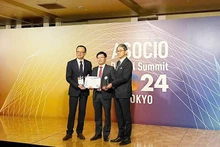 Representantes del Gobierno de Thua Thien-Hue reciben el premio. (Foto: hanoimoi.vn)