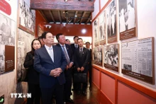  El primer ministro Pham Minh Chinh visita el área de reliquias del Presidente Ho Chi Minh, ubicado en el número 89-91 de la calle Hua Shan Nan, en el distrito de Wuhua, de ciudad de Kunming. (Foto: VNA) 