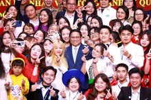 El primer ministro de Vietnam, Pham Minh Chinh, se reúne con la comunidad de coterráneos residentes en la provincia china de Yunnan. (Foto: VNA)