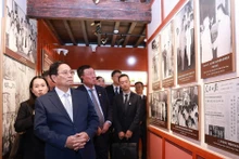 El primer ministro vietnamita, Pham Minh Chinh, visita el área de reliquias del Presidente Ho Chi Minh en la ciudad de Kunming. (Foto: VNA)