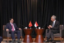 El primer ministro de Vietnam, Pham Minh Chinh, y su homólogo singapurense, Lee Hsien Loong. (Fotografía: VNA)