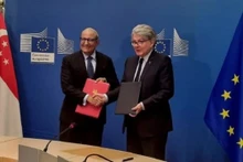El ministro encargado de Relaciones Comerciales de Singapur, S Iswaran, y el comisario europeo de Mercado Interior, Thierry Breton, firman la Asociación Digital UE-Singapur. (Fotografía: channelnewsasia)