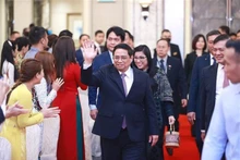 El primer ministro de Vietnam, Pham Minh Chinh, se reúne con compatriotas en Singapur. (Fotografía: VNA)