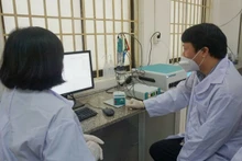 El doctor Huynh Thien Tai en el laboratorio de química de la Universidad de Recursos Naturales y Medio Ambiente, Ciudad Ho Chi Minh. (Fotografía: VOV)