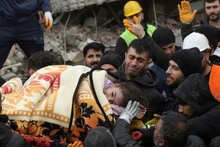 Fuerzas de rescate salvan a una niña. (Fotografía: VNA)