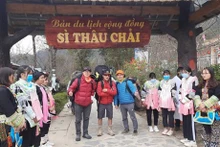 Visitantes a la aldea Si Thau Chai. (Fotografía: dangcongsan.vn)