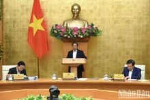 El primer ministro, Pham Minh Chinh, habla en la reunión. (Fotografía: Nhan Dan)