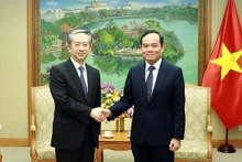 El viceprimer ministro vietnamita Tran Luu Quang, y el embajador chino en Vietnam, Xiong Bo. (Fotografía: VNA)